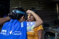 una mujer de OPS realizando atención primaria sobre una mujer de la comunidad