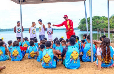  Niños recibiendo instrucciones
